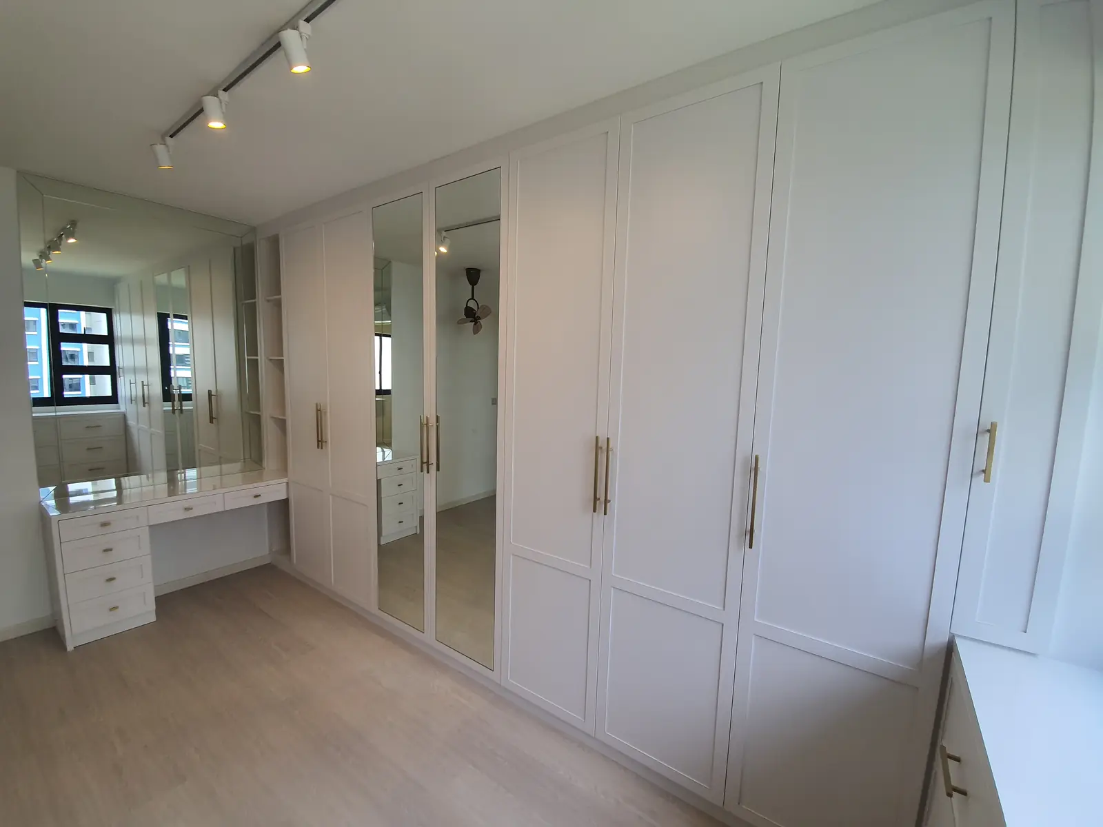 White Canvas — lead view